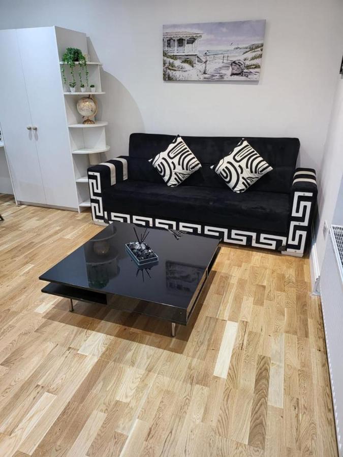Fancy Basement Flat A Lägenhet London Exteriör bild